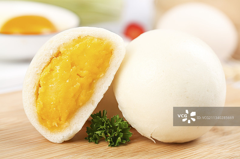 木板上放着奶黄馅包子图片素材