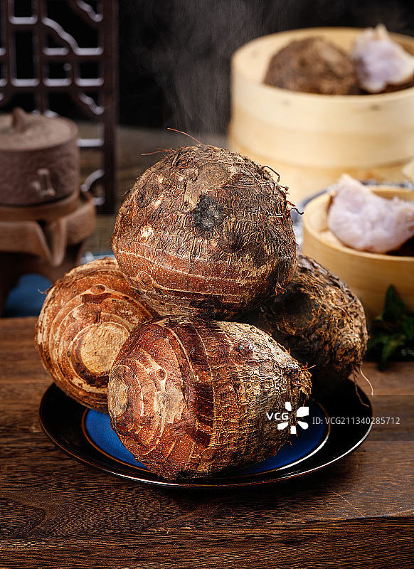 深底上放着芋头图片素材