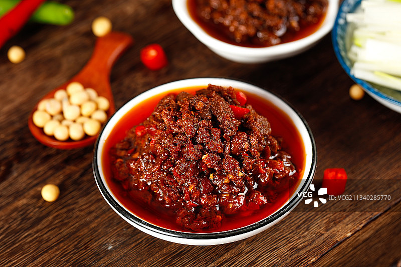 木底上放着一碗牛肉酱图片素材