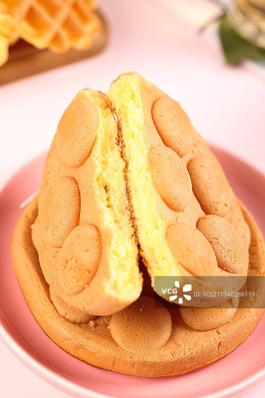 浅底上放着一盘鸡蛋仔蛋糕图片素材