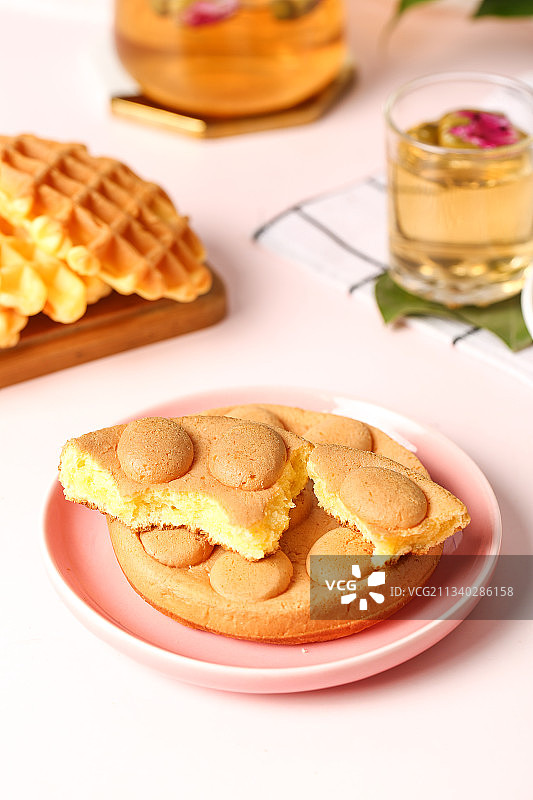 浅底上放着一盘鸡蛋仔蛋糕图片素材