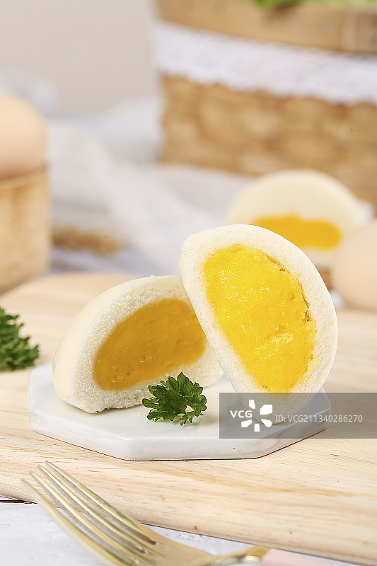 石板上放着奶黄包图片素材