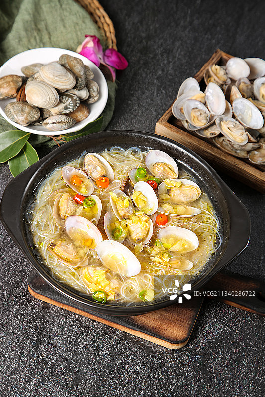 黑底上放着一锅花甲粉图片素材