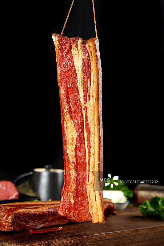 木底上的腊肉图片素材