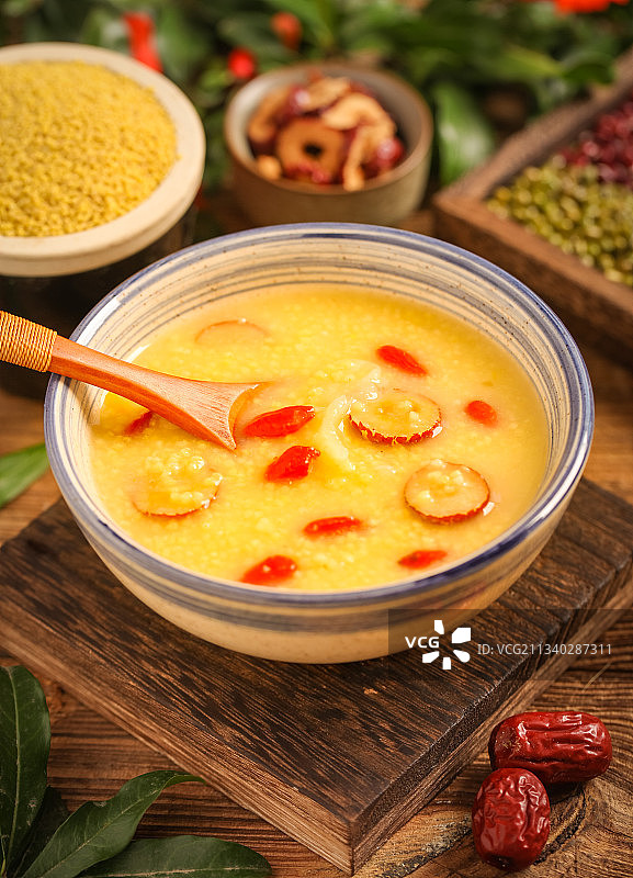 一碗小米粥放在木底上图片素材