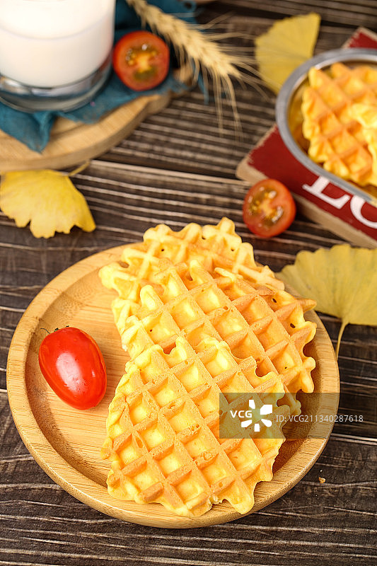 手拿华夫饼蛋糕图片素材