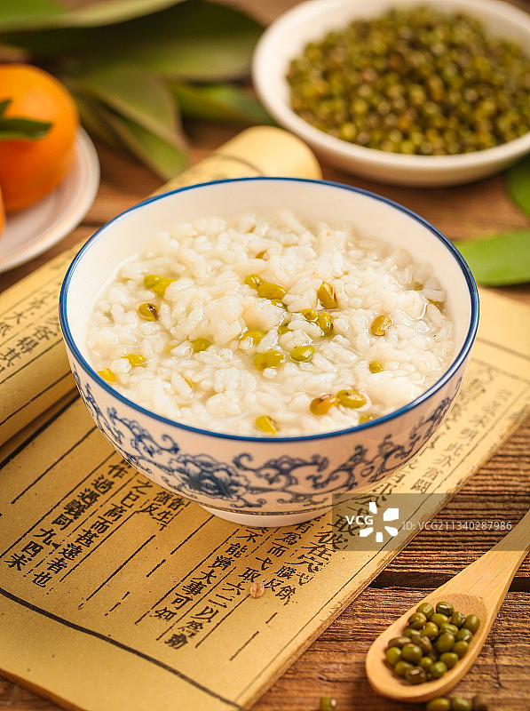 碗里装着绿豆粥图片素材
