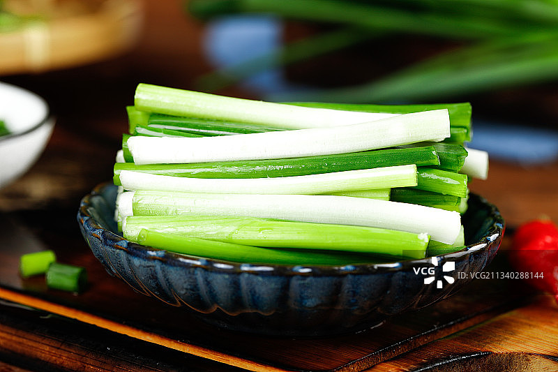 盘子里放着小香葱图片素材