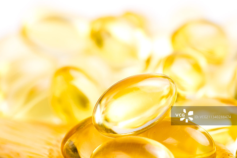 白底上的鱼肝油图片素材