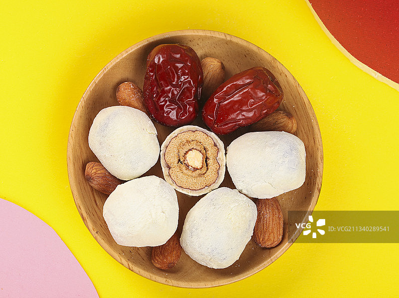 一碟杏仁奶枣放在浅底上图片素材