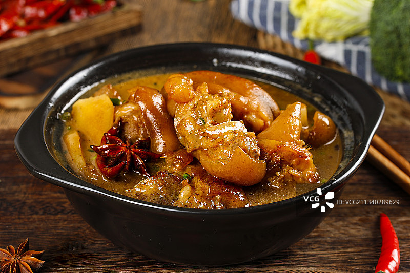 木底上放着一锅红烧猪脚图片素材