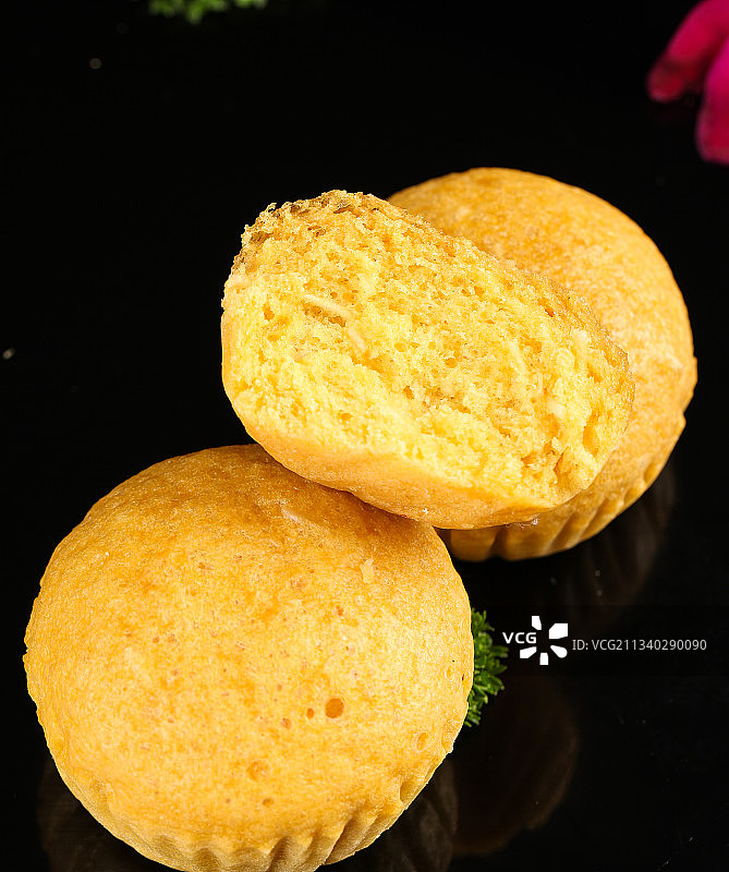 黑石板上放着广式马拉糕图片素材