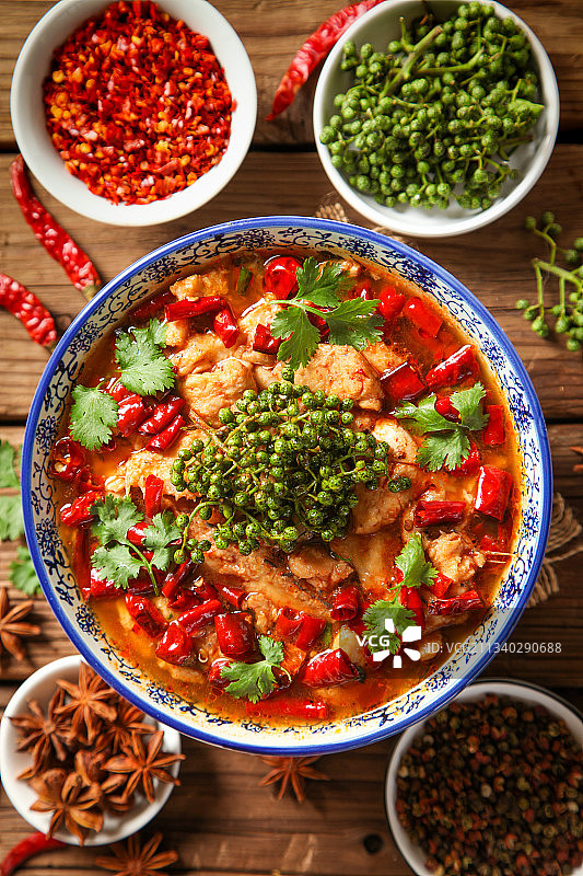 汤碗里装着水煮肉片图片素材