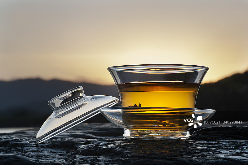 颐和园夕阳下的玻璃茶具图片素材