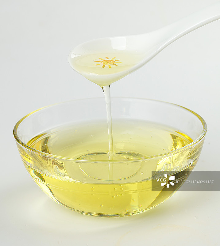 白底上放着一碗食用油图片素材