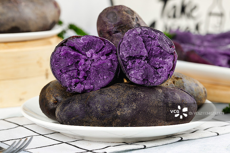 白格子底上放着一盘黑金刚图片素材