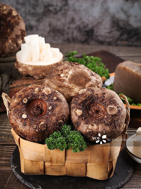 篮子里装着魔芋头图片素材