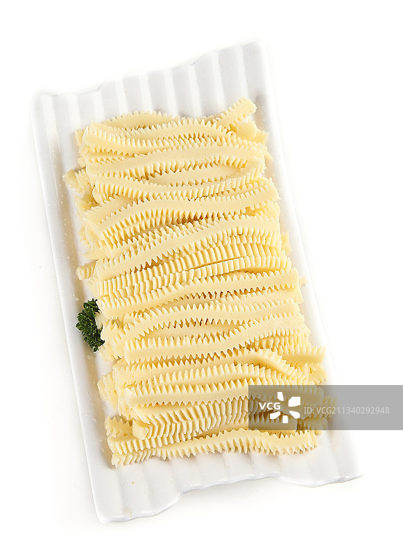 白底上放着一盘魔芋素毛肚图片素材