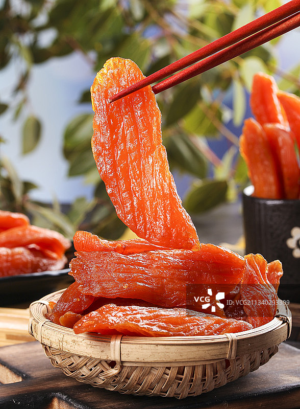 深底上放着红薯干图片素材