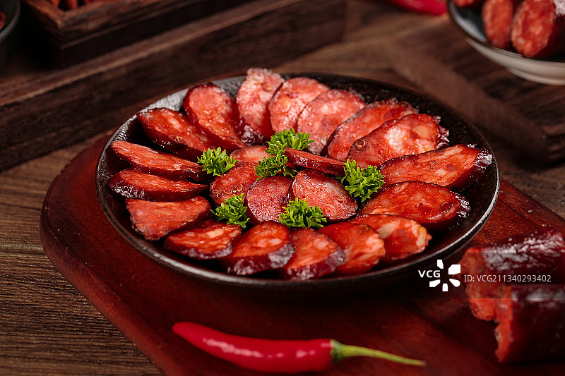 盘子里放着手工熏腊肠图片素材
