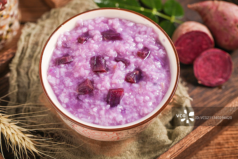 一碗紫薯粥放在木底上图片素材