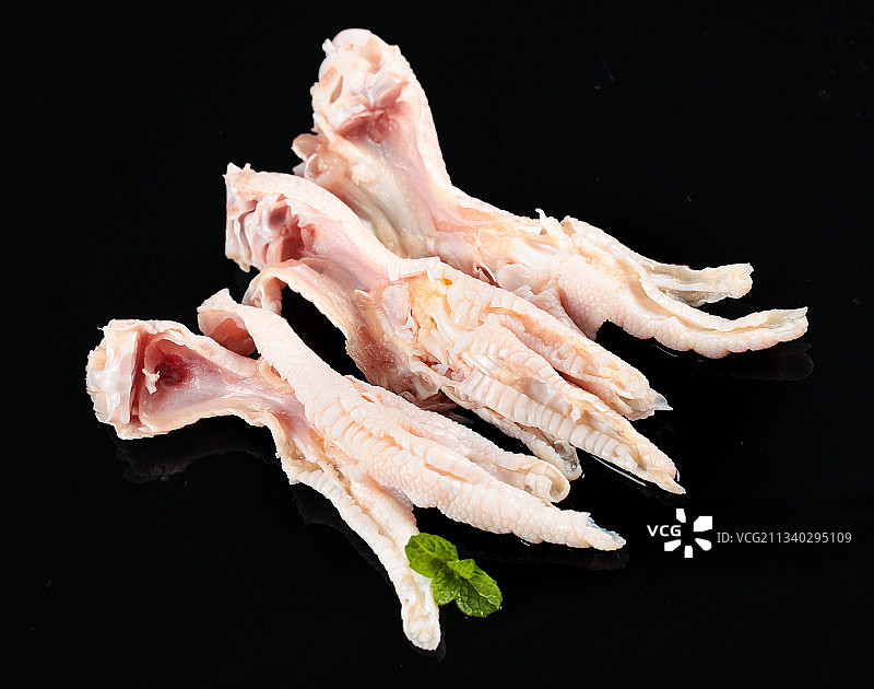 黑底上的无骨鸡脚图片素材