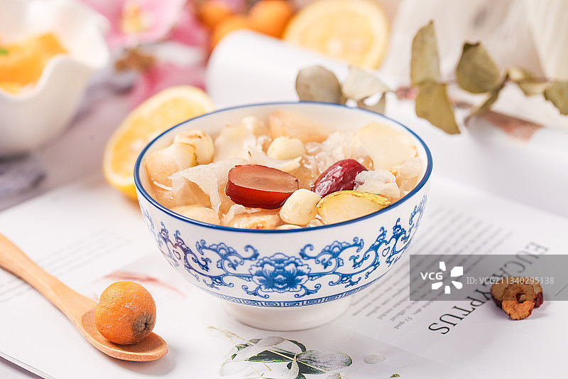 浅底上放着一碗银耳莲子汤图片素材
