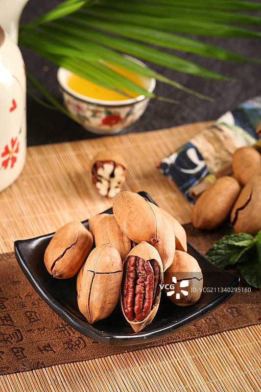 木底上放着一碟长寿果图片素材