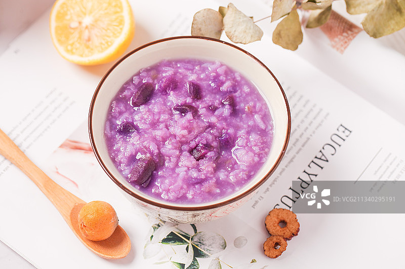 浅底上放着一碗紫薯粥图片素材