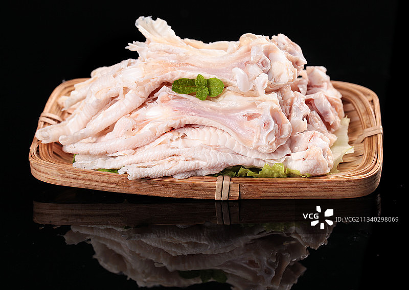 盘子里装着去骨鸡爪图片素材