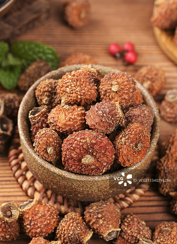 一碗贵州野生刺梨放在木底上图片素材