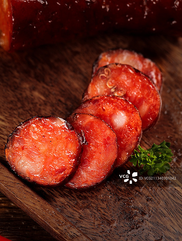 木板上摆放着烟熏香肠图片素材