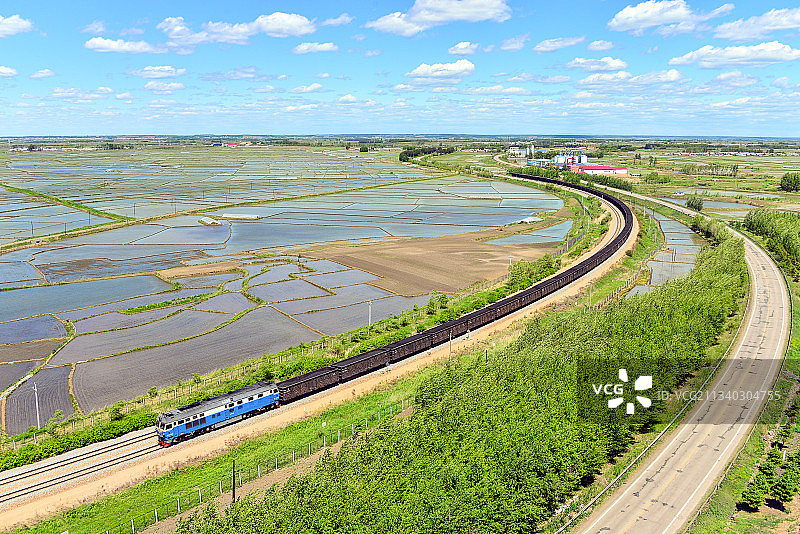 上行货车通过绥佳线K68高老大弯道图片素材