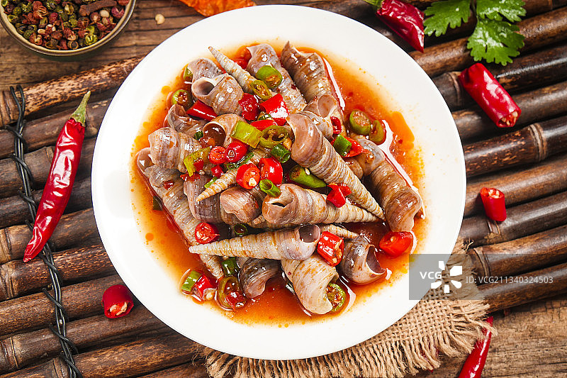 盘里装着烧钉螺图片素材