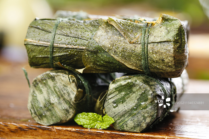 木板上的竹筒粽子图片素材