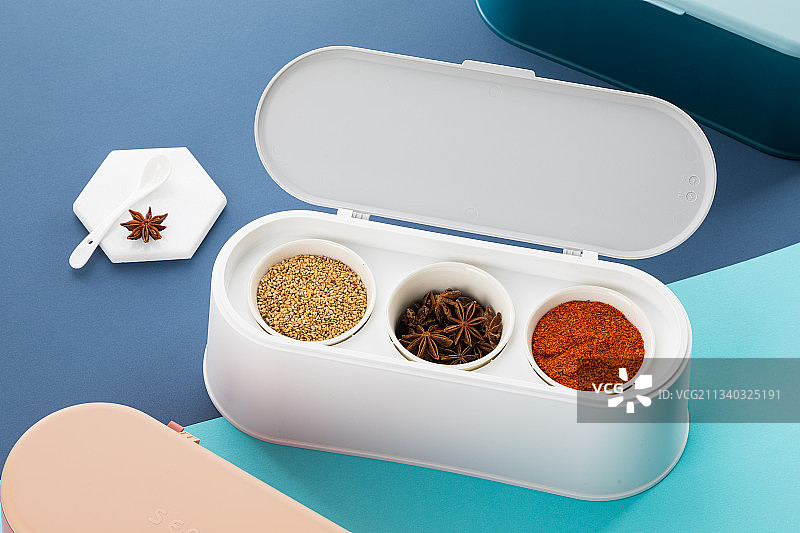 彩纸上的彩色塑料调料盒图片素材