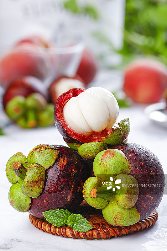 白底上摆放着泰国山竹图片素材