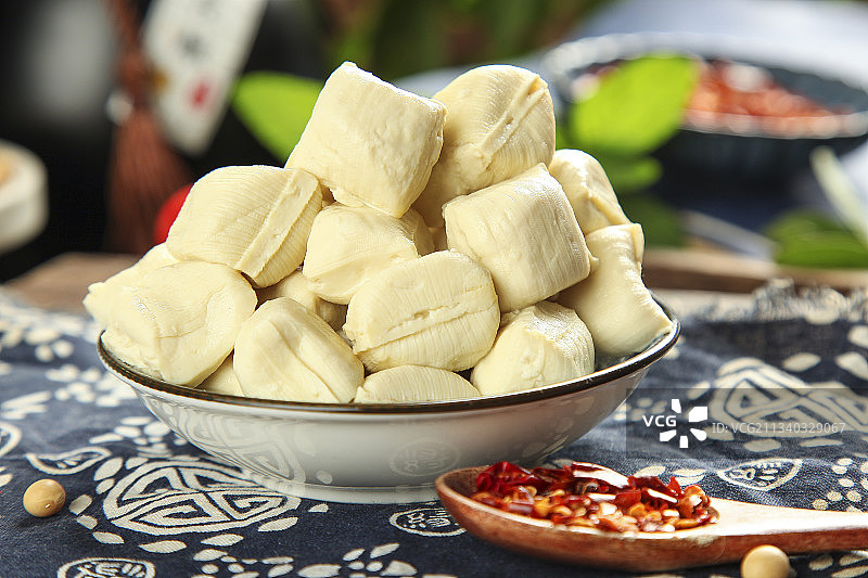 花布底上的包浆豆腐图片素材