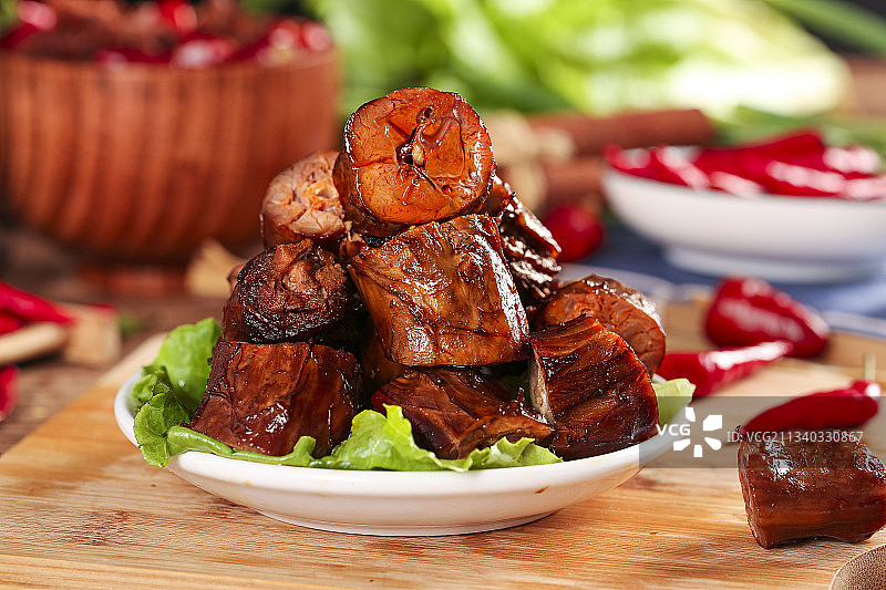 盘子里装着香辣鸭脖图片素材