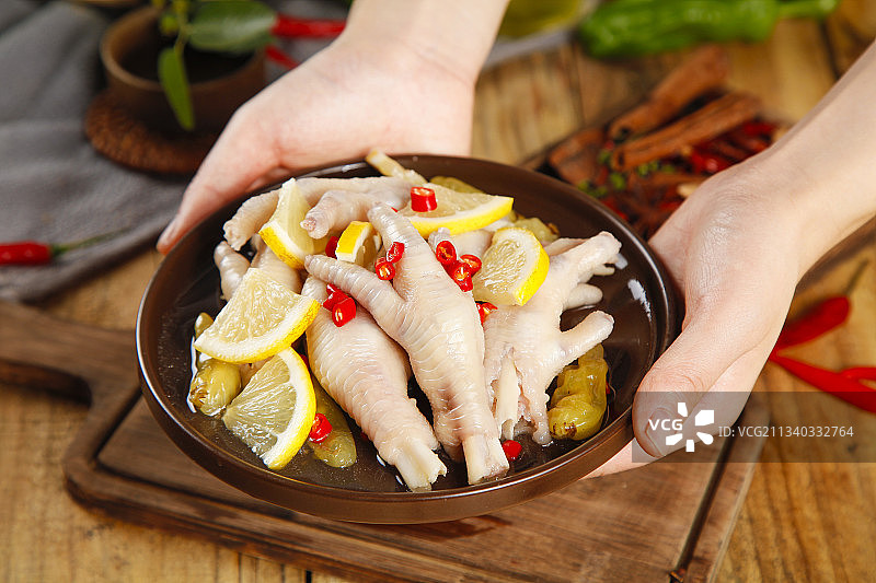盘子里装着柠檬凤爪图片素材