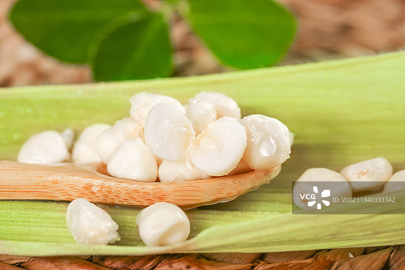 勺子上放着白玉米图片素材
