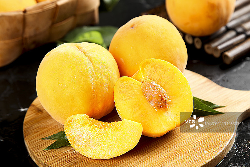 木板上的砀山黄桃图片素材