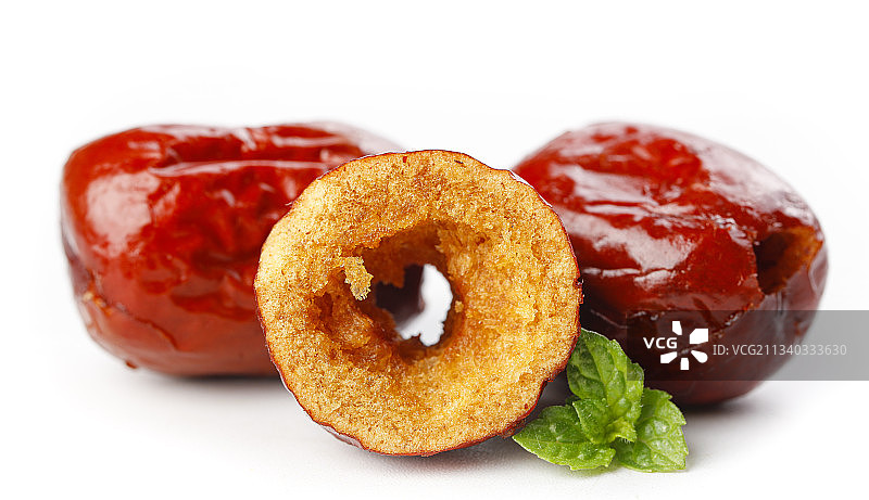 白底上摆放着香酥脆枣图片素材