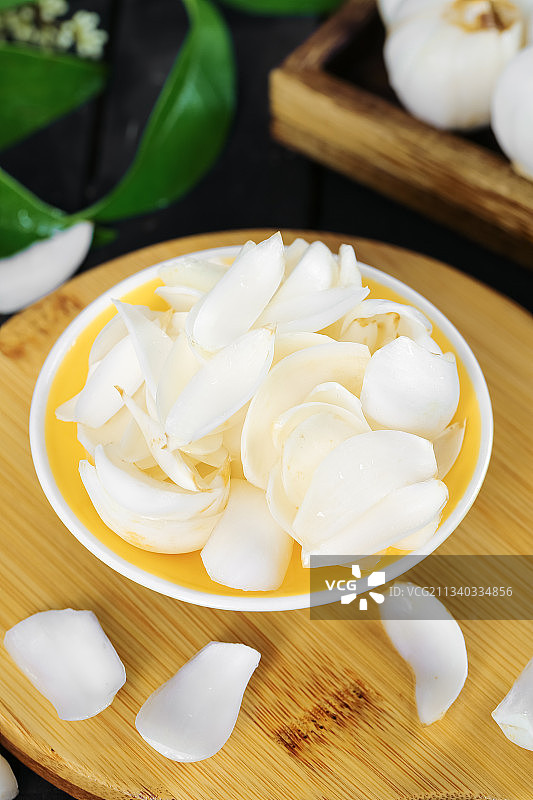 碟子里装着百合图片素材