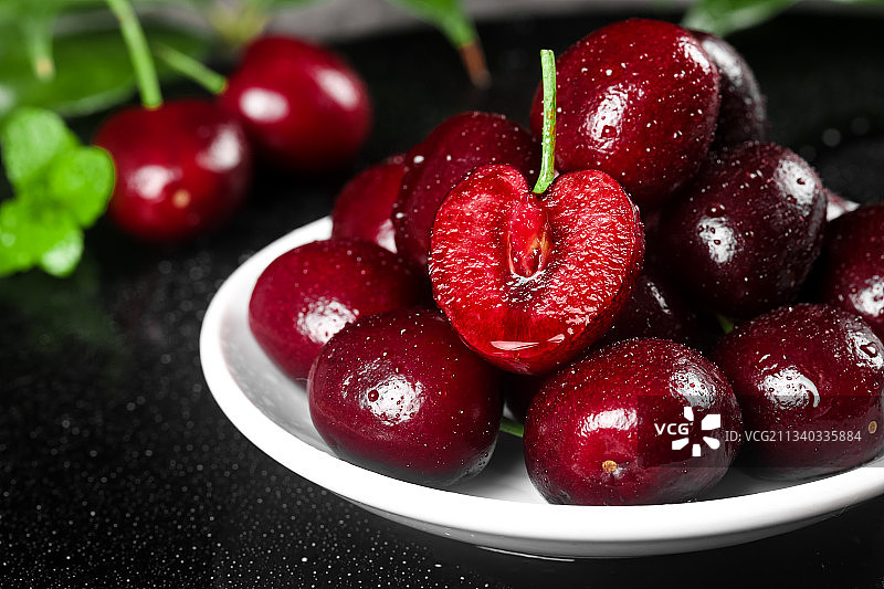 深底上的新鲜车厘子图片素材