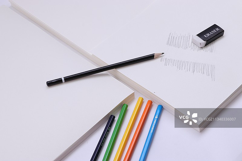 画纸和画笔图片素材