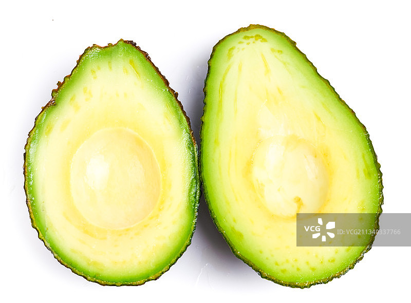 白底上放着切开的巨无霸牛油果图片素材