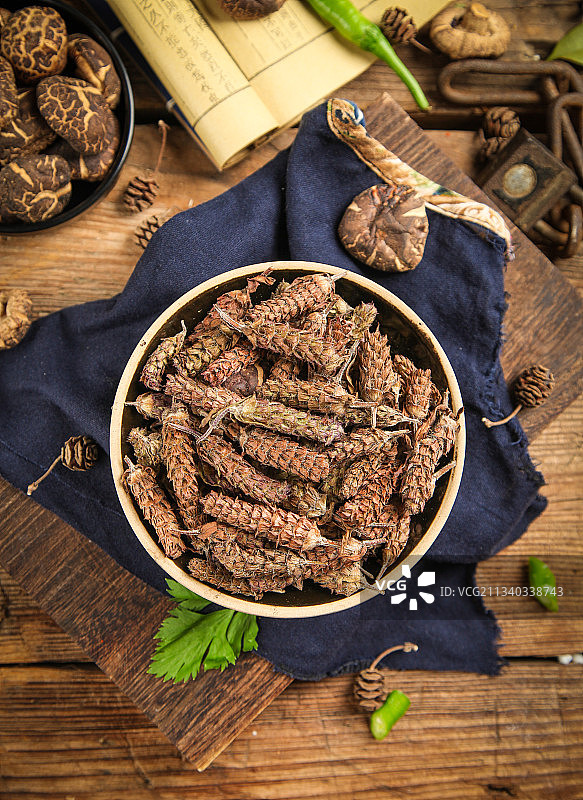 木底上放着一盘夏枯草图片素材