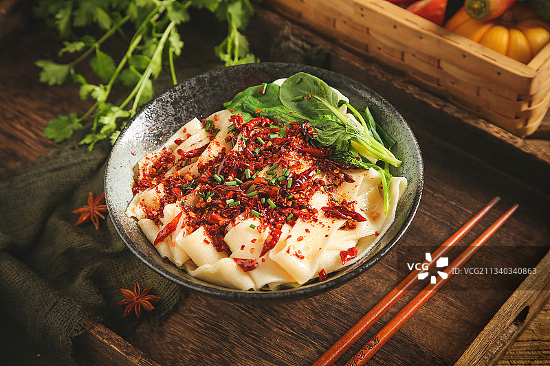 碗里装着油泼面图片素材