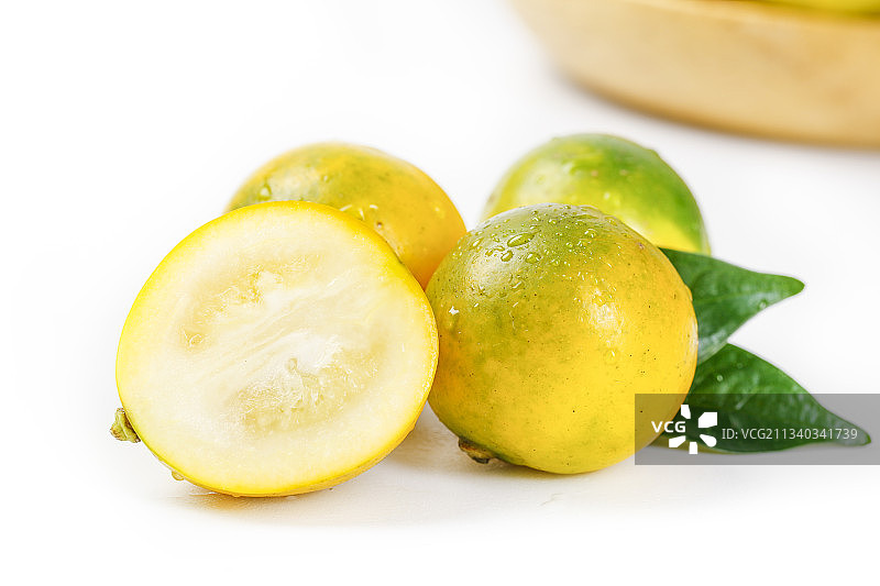 白底上的广西脆皮金桔图片素材